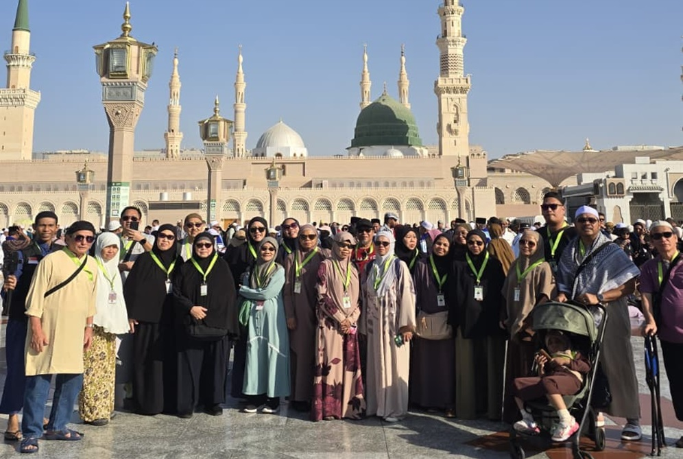 alt="Muslims Singapore performing Umrah at Madinah with UmrahSg.com"