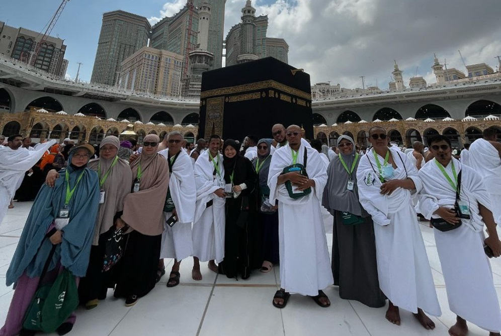alt="Muslims Singapore performing Umrah at Masjidil Haram with UmrahSg.com"