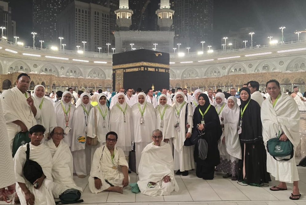 alt="Muslims Singapore performing Umrah at Masjidil Haram with UmrahSg.com"