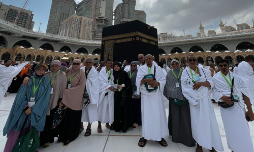 alt="Muslims Singapore performing Umrah at Masjidil Haram with UmrahSg.com"